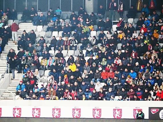 Hnus. Řezali nás hlava nehlava, líčí fanynka Slavie zásah policie v Hradci