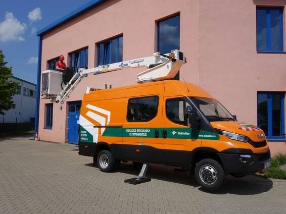 Pracovní plošina E140TJV na skříňovém podvozku IVECO Daily | ROTHLEHNER pracovní plošiny