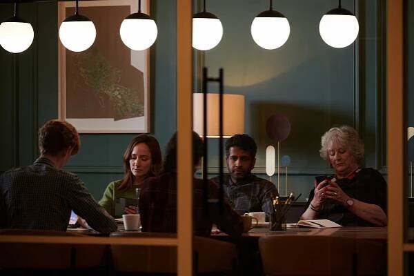 Ten Percent - Episode 2 - Z filmu - Lydia Leonard, Prasanna Puwanarajah, Maggie Steed