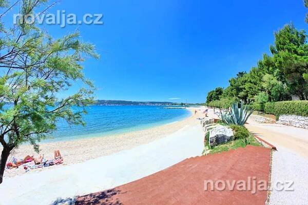 Pláže Kaštelánská riviéra, Chorvatsko | NOVALJA