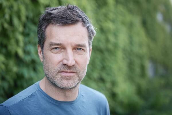 V příběhu Sbormistra se střetává krása s absolutním temnem, říká režisér filmu inspirovaného sexuální kauzou Bohumila Kulínského