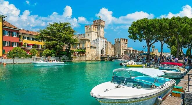 Malebné městečko Sirmione na jezeře Garda. Provincie Brescia, Lombardia, Itálie. — Stock obrázek