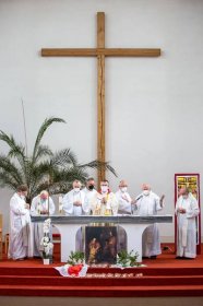 V Ostravě požehnali novou vitráž Vzkříšení - Salesiáni Dona Boska