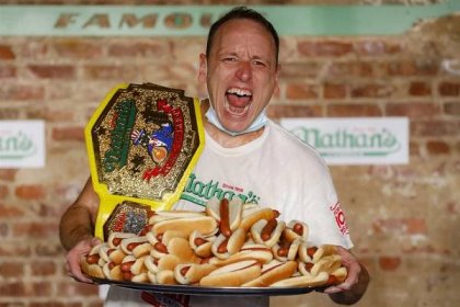 VIDEO: Jedlík v USA stanovil světový rekord v pojídání hotdogů, snědl jich 75. Hranici posunula i žena