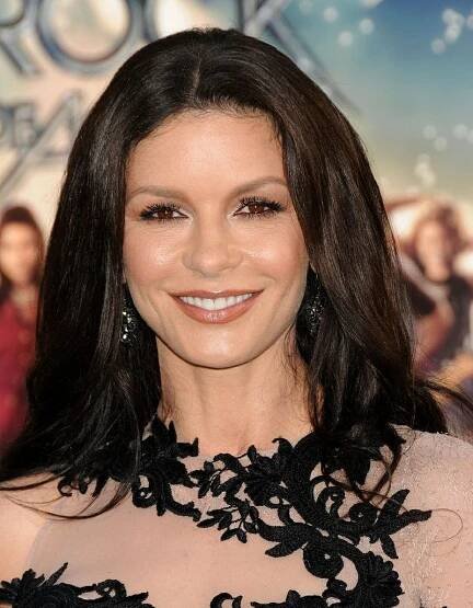 Nestárnoucí hvězda Catherine Zeta-Jones zářila v krátkých šatičkách na premiéře filmu v Los Angeles