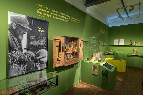 Blick in die Ausstellung „Heinz hört auf! Von Drechslern, Schreinern und einem Neuanfang“ im Museum Oberschönenfeld - Foto: Andreas Wening