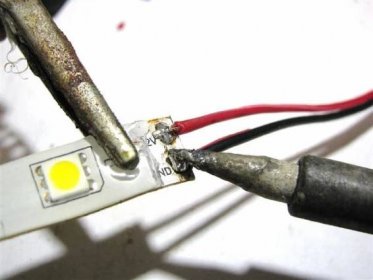 Konektory pro LED pásky: rohové konektory bez pájení a další adaptéry pro připojení diodových pásků. Co to je a jak spojit