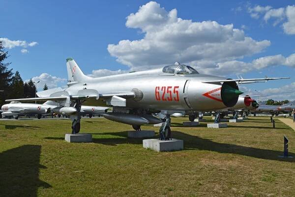 Soubor:Sukhoi Su-20R '6255' (13310198425).jpg – Wikipedie