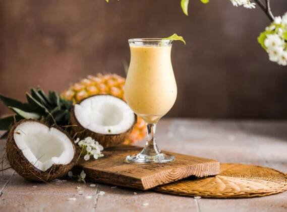 pina colada ananasový koktejl nebo lassi na rustikálním dřevěném stole - lasí - stock snímky, obrázky a fotky