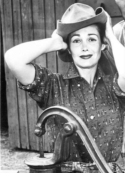 Joan Taylor - Wikipedia