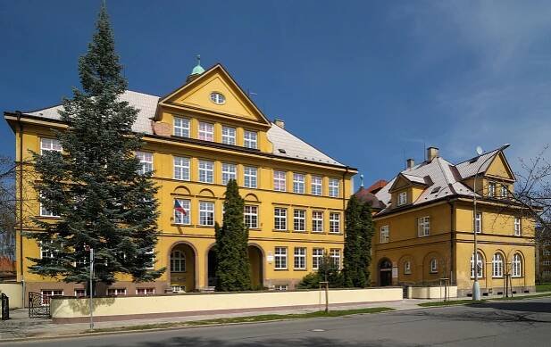 Česká měšťanská škola | Objekty | Opavský architektonický manuál (OPAM)
