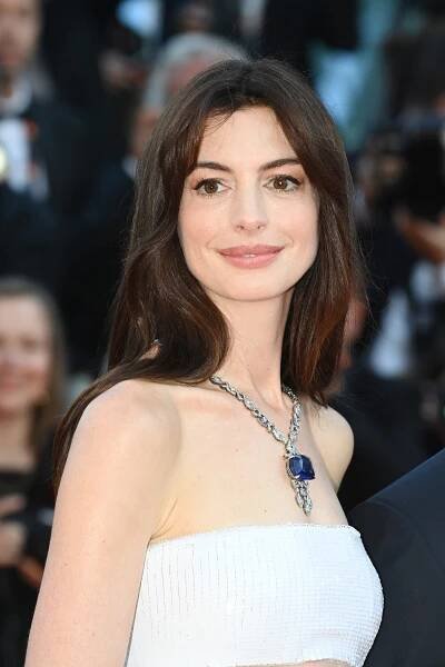 Anne Hathaway’s French Girl Hairstyle Is 2025’s Answer To The Slicked Back Bun
