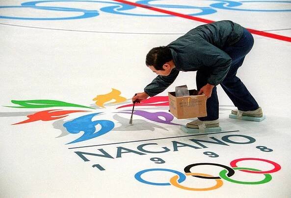 Tady to vše začalo. 50 dní před zahájením tolik očekáváného hokejového turnaje na ZOH v Naganu.  Malíř dokončuje znak olympijských her na kluziště hokejového stadion Big Hat.