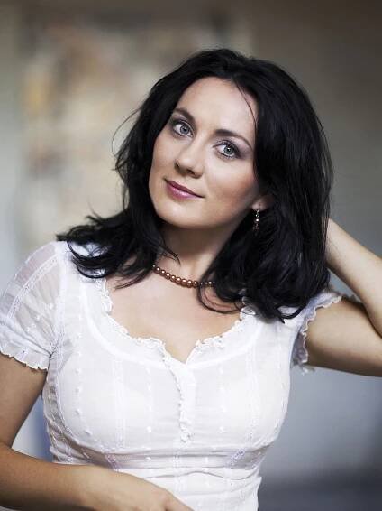 žena v bílém triku