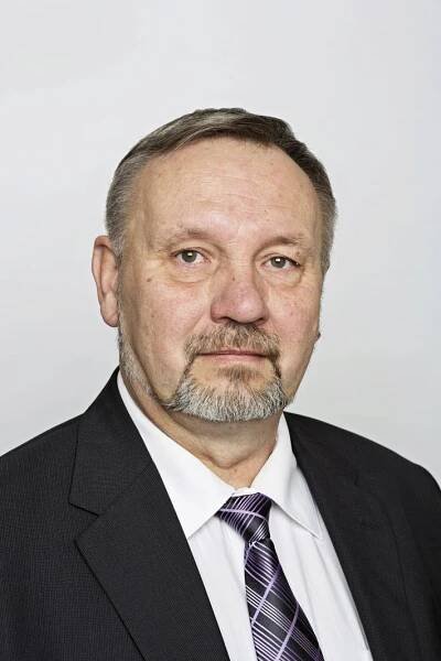 Ministerstvo chce snížit poslancům platy. Stanjura: Populismus, ať si vláda radši hledá důvěru