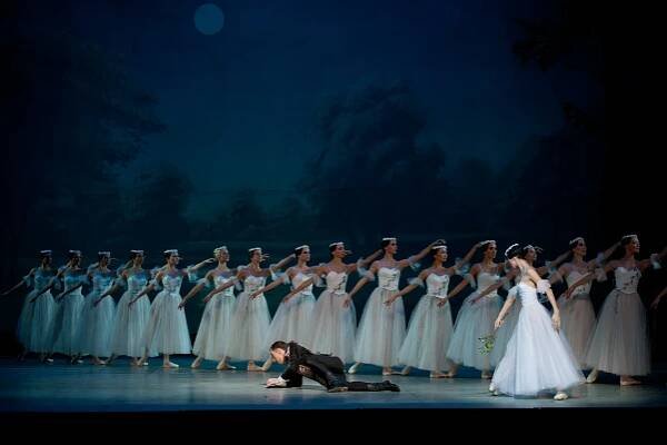Baletní představení Giselle velkolepého uměleckého souboru z Petrohradu