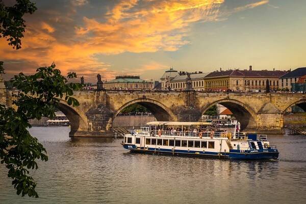 Dárkový poukaz Dvouhodinová plavba s průjezdem zdymadel, kávou a dezertem - Plavby Vltava
