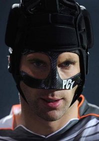 Po zlomenině nosu vypadal s helmou a krytem jako Batman.