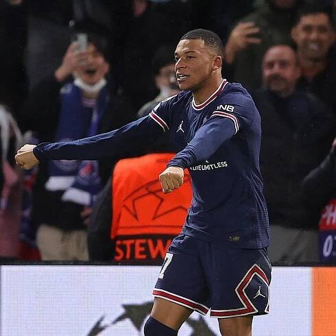 La Une du Parisien sur Kylian Mbappé après sa grande performance avec le PSG contre le Real Madrid provoque de fortes tensions entre les internautes