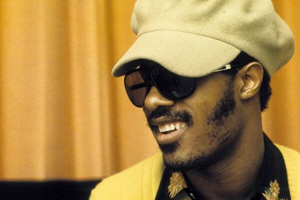LONDON - JANUARY 30: A portrait of Stevie Wonder backstage at the Rainbow Theatre on 30th January 1974 in London. (Photo by Gijsbert Hanekroot/Redferns)