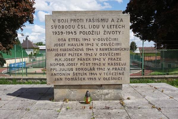 Soubor:Chlumec nad Cidlinou IV (Pražské Předměstí) - podstavec někdejšího památníku osvobození Rudou armádou u sokolovny.jpg