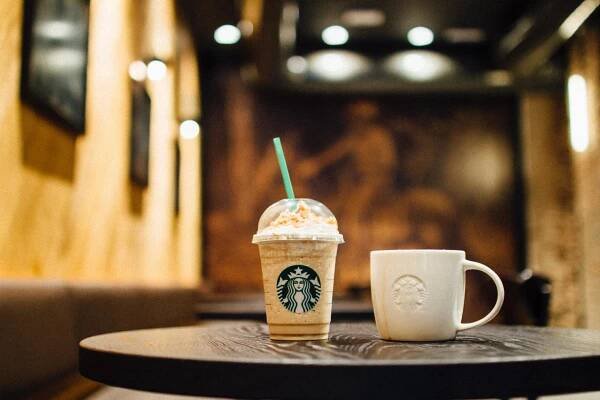 Paul McCartney vyzval Starbucks, aby přestal účtovat vyšší poplatky za veganské mléko