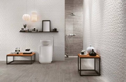 Koupelna s bílými 3D obklady v kombinaci se dřevem (Zdroj: Keraservis)