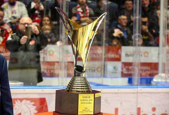 Slavnostní předání poháru Jaroslava Pouzara pro vítěze základní části Extraligy ledního hokeje poutkání Tipsport extraligy v ledním hokeji mezi HC Dynamo Pardubice (v bíločerveném) a HC Kometa Brno (v bílomodrém) v pardudubické enterie areně