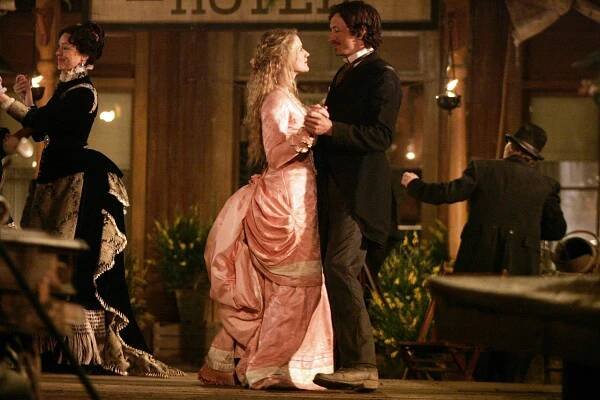 Deadwood - Chlapec, ke kterému promlouvá země - Z filmu - Molly Parker, Paula Malcomson