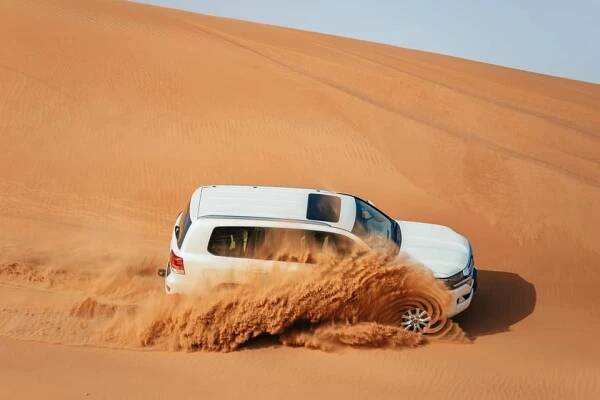 Dubaj: Pouštní safari, jízda na velbloudech, sandboarding, čtyřkolky