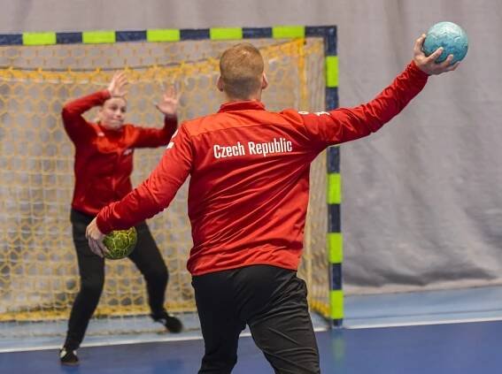 Motivace pro brankářky i úkoly na doma. Kemp má pomoci házené na olympiádu