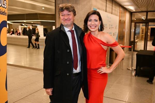 FOTO: Karel Janák s manželkou Romanou Goščíkovou na premiéře Fantoma opery. – stránka 18