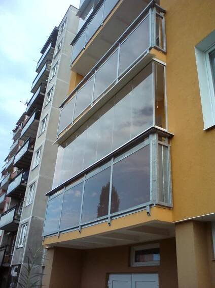 OPTIMI® spol. s r.o.: Zasklení lodžií originálním bezrámovým zasklívacím systémem OPTIMI®-KVADRO® - Stavební veletrh Brno