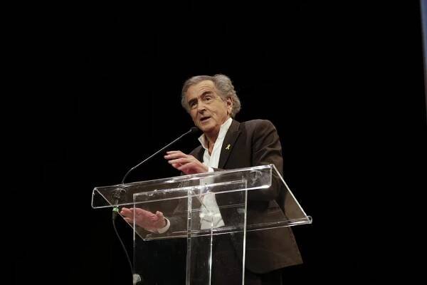 Bernard-Henri Lévy lors de la soirée de mobilisation contre l'antisémitisme organisée par la revue La Règle du jeu, avec la présence de nombreux intellectuels, écrivains, artistes. Le 3 juin 2024, au Théâtre Antoine, à Paris.