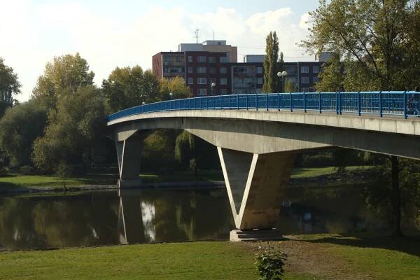 pěší lávka spojující centrum města a Lobeček
