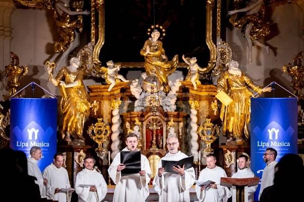 FOTO: Lípa Musica se vrátila do Hrádku se souborem Schola Gregoriana Pragensis