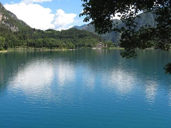 Jezero, Příroda, Vody