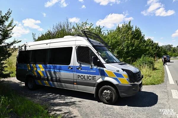Z kamionu u ruzyňského letiště vyskákalo osm migrantů. Sedm z nich dopadli | Týdeník Policie