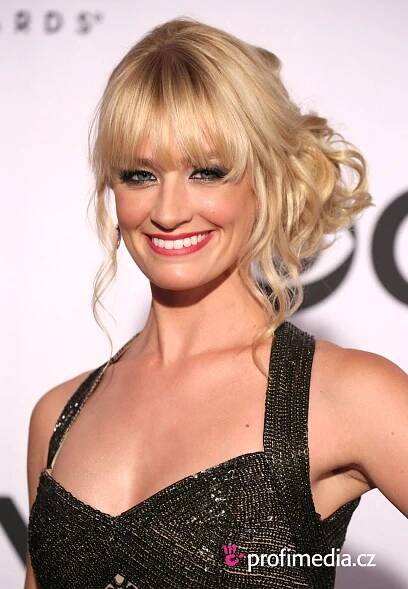 Beth Behrs - celebrity účes - HappyHair