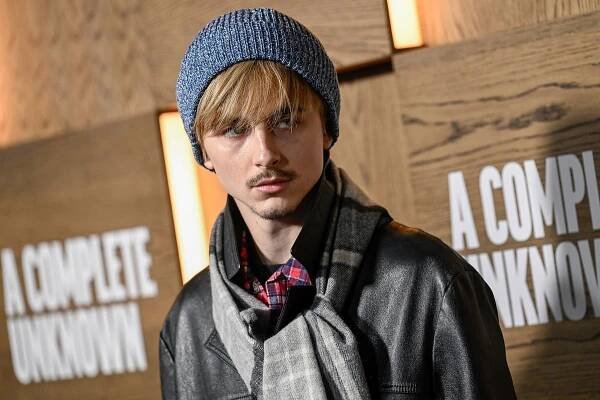 Timothee Chalamet debuts blonde transformation in nod to Bob Dylan