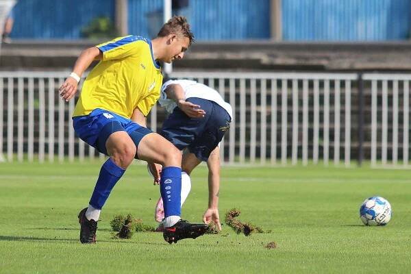 SK Rakovník (ve žlutém) - Jiskra Domažlice 0:3.