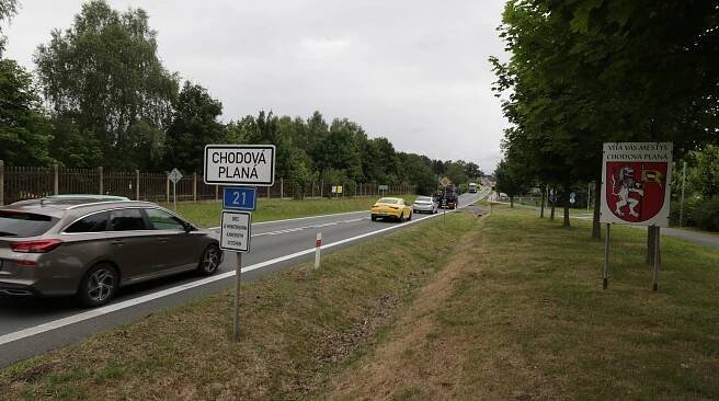 Silniční uzavírka v Chodové Plané: i kamiony musí na objížďku přes Kříženec