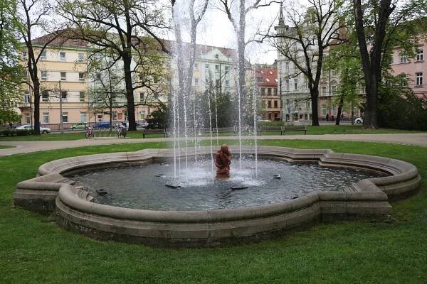 Budějovice nemají jen Samsona. Je tu i Samsonek a Chlapec se žábou