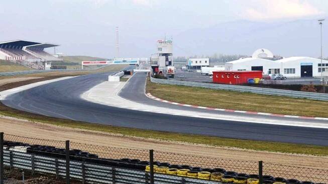 Hotovo. Závodní okruh na autodromu už je průjezdný bez omezení