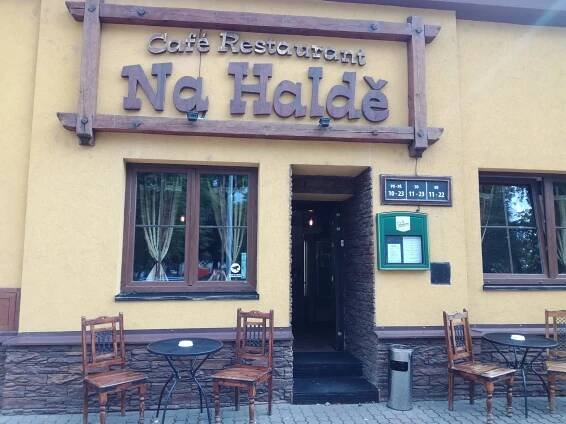 Burgerové menu s trhanými medovými žebírky, hranolky a salát pro dva