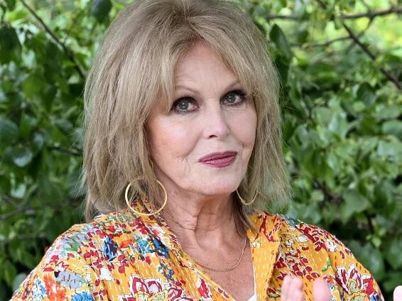 Move over ditsy florals, Joanna Lumley's tropical take on this ever-lasting spring/summer trend has us ready to go...