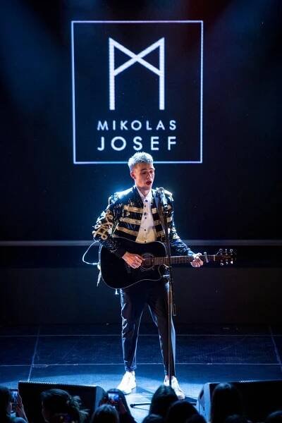 Mikolas Josef ví, jak na fanynky: Připravil jim úžasné překvapení!