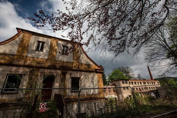 Zchátralé lázně čeká demolice