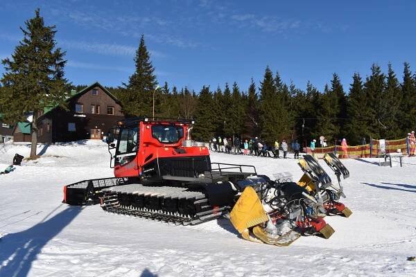 Volant jak ve formuli i záchrana turistů. Tak vypadá práce rolbaře v Jeseníkách