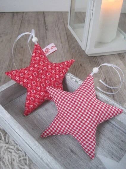 Unsere weihnachtlichen Geschenkund Dekoideen zaubern in jedes Gesicht ein Lächeln und in jedes Zimmer noch mehr GemütlichkeitMit viel Liebe handgefertigtmit liebevollen Details verziert und aus hochwertigenfestlichen Bauwollstoffen genäht ist jedes Geschenk ein Unikat